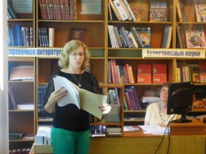 В.Н.Вострикова знакомит с книгой суммарного учета библиотечного фонда